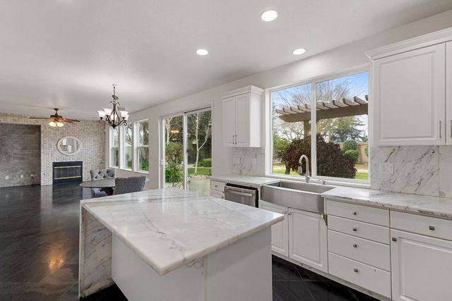 209 Oriole Ln, Lodi, CA 95240