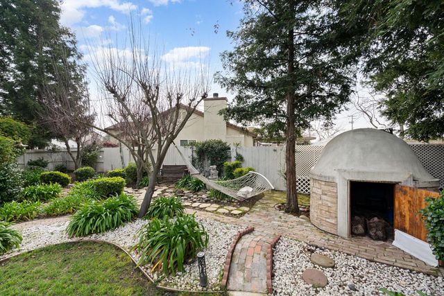 209 Oriole Ln, Lodi, CA 95240