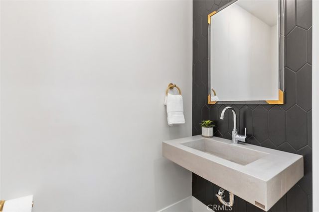 175 Costa Mesa, Costa Mesa, CA 92627