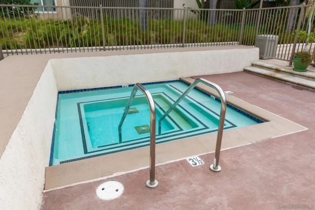 8529 Villa La Jolla Dr E, La Jolla, CA 92037