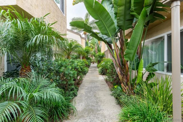 8529 Villa La Jolla Dr E, La Jolla, CA 92037