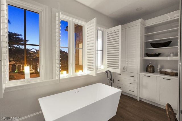 2106 Modena CT, Naples, FL 34105