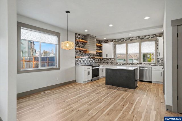 1375 Titan Dr NW, Salem, OR 97304