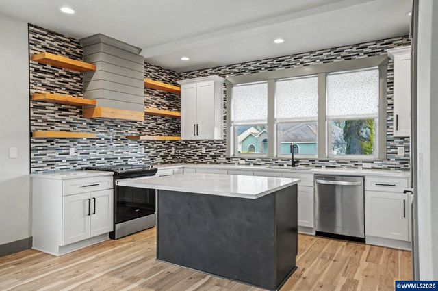 1375 Titan Dr NW, Salem, OR 97304