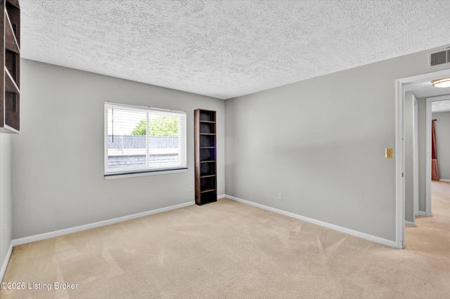 4825 Sherburn Ln 200-B, Louisville, KY 40207