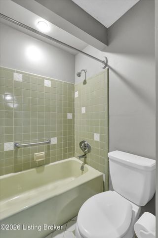 4825 Sherburn Ln 200-B, Louisville, KY 40207