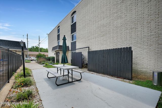 4825 Sherburn Ln 200-B, Louisville, KY 40207
