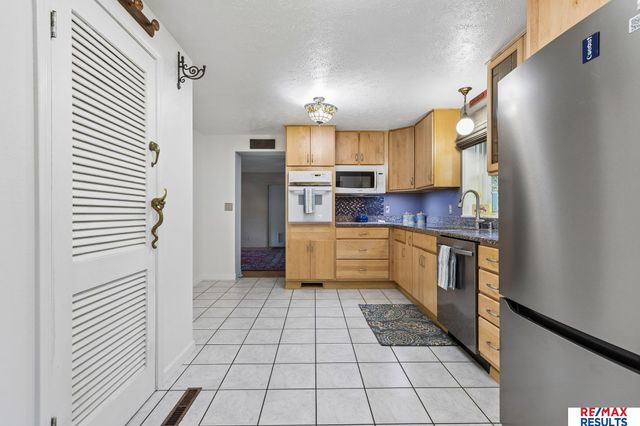 5902 Whitmore Street, Omaha, NE 68152