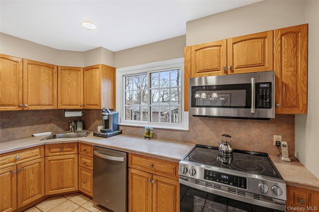 35 High Hills Lane, Huntington Station, NY 11746