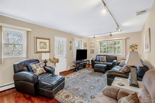 35 High Hills Lane, Huntington Station, NY 11746