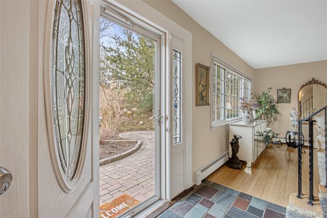 35 High Hills Lane, Huntington Station, NY 11746