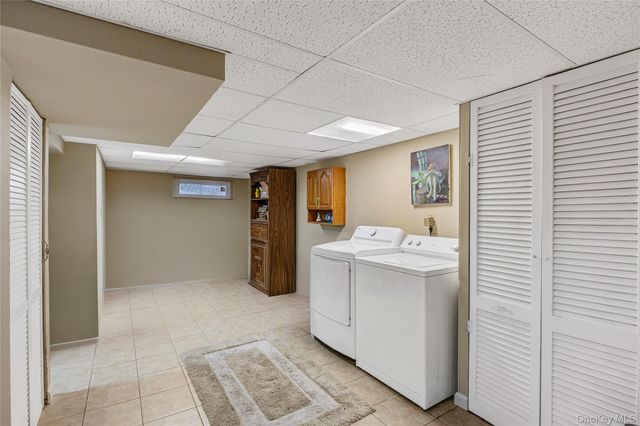 35 High Hills Lane, Huntington Station, NY 11746