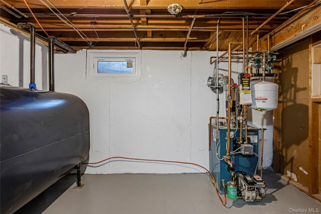 35 High Hills Lane, Huntington Station, NY 11746