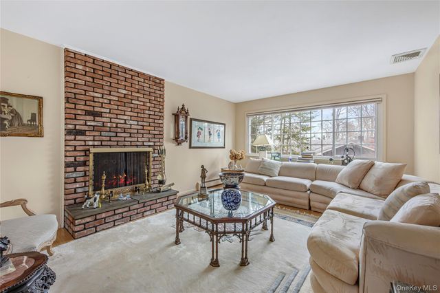 35 High Hills Lane, Huntington Station, NY 11746