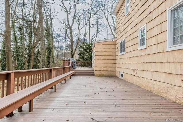 35 High Hills Lane, Huntington Station, NY 11746