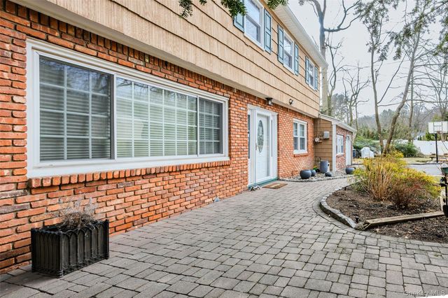 35 High Hills Lane, Huntington Station, NY 11746