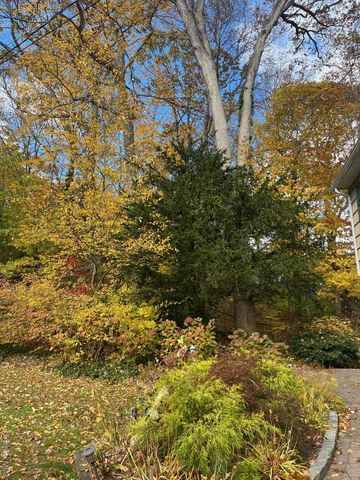 35 High Hills Lane, Huntington Station, NY 11746