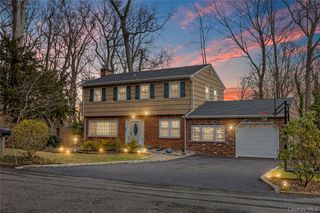 35 High Hills Lane, Huntington Station, NY 11746