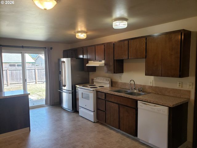 4720 MERLIN St, Longview, WA 98632