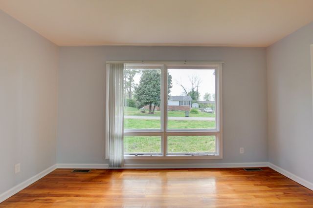 1718 Clarence Dr, Hopkinsville, KY 42240