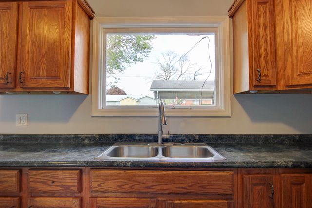 1718 Clarence Dr, Hopkinsville, KY 42240