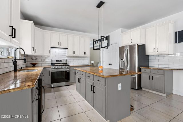 9 Winners Circle, Manalapan, NJ 07726