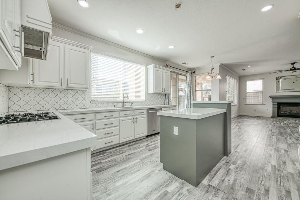 Image 14 of property listing at 1407 E Via Marbella Drive, Fresno, CA 93730