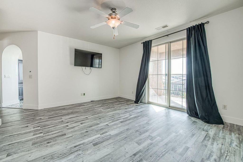 Image 32 of property listing at 1407 E Via Marbella Drive, Fresno, CA 93730