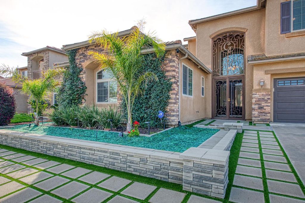 Image 4 of property listing at 1407 E Via Marbella Drive, Fresno, CA 93730