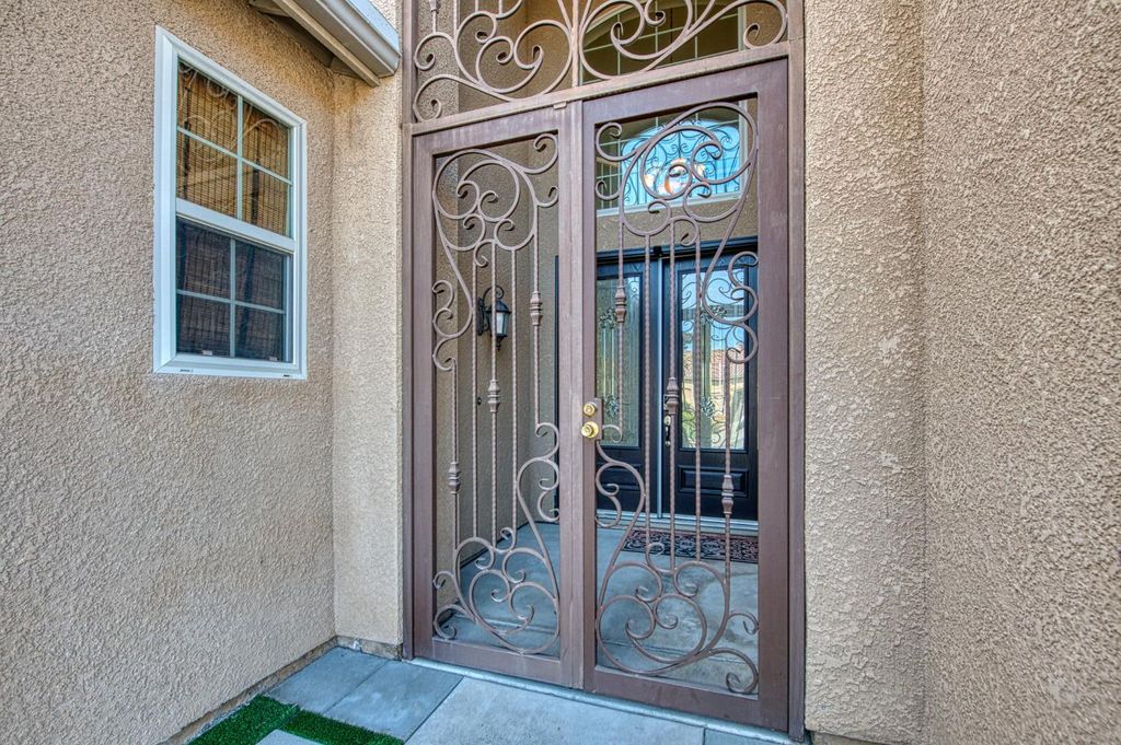 Image 5 of property listing at 1407 E Via Marbella Drive, Fresno, CA 93730