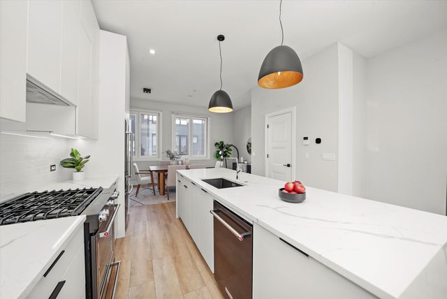 4202 W Belmont Avenue, Chicago, IL 60641