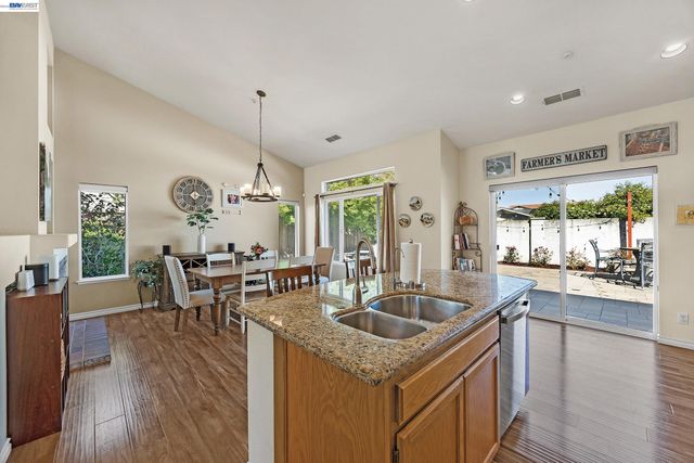 5873 Rainflower Dr, Livermore, CA 94551