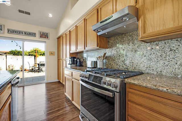 5873 Rainflower Dr, Livermore, CA 94551