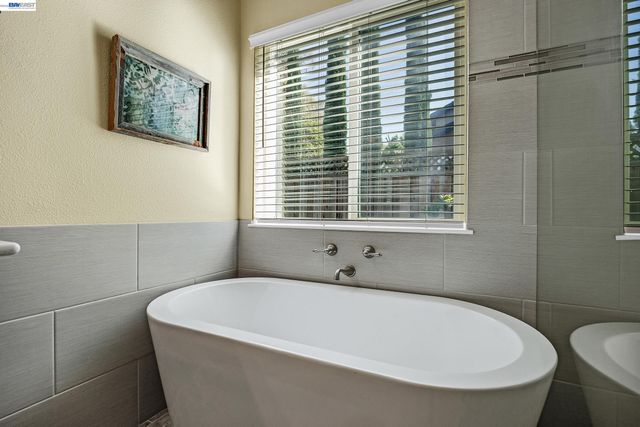 5873 Rainflower Dr, Livermore, CA 94551