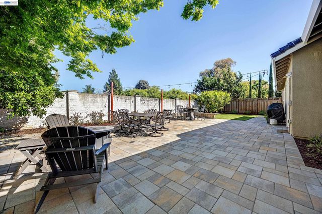 5873 Rainflower Dr, Livermore, CA 94551