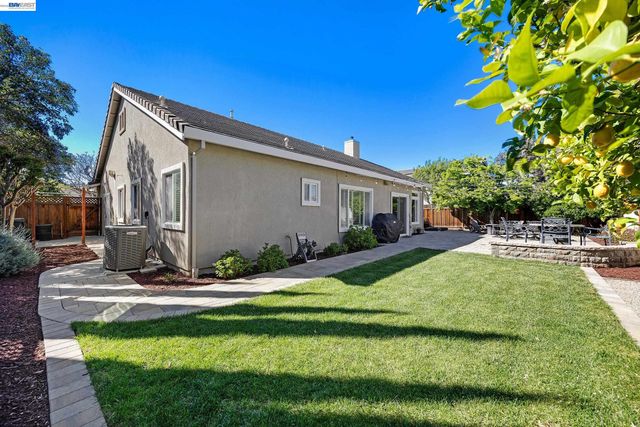 5873 Rainflower Dr, Livermore, CA 94551