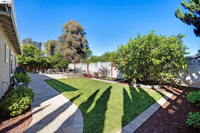 5873 Rainflower Dr, Livermore, CA 94551