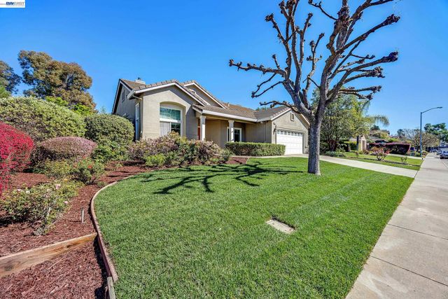 5873 Rainflower Dr, Livermore, CA 94551