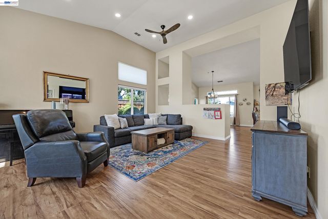 5873 Rainflower Dr, Livermore, CA 94551