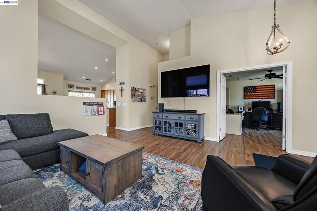 5873 Rainflower Dr, Livermore, CA 94551