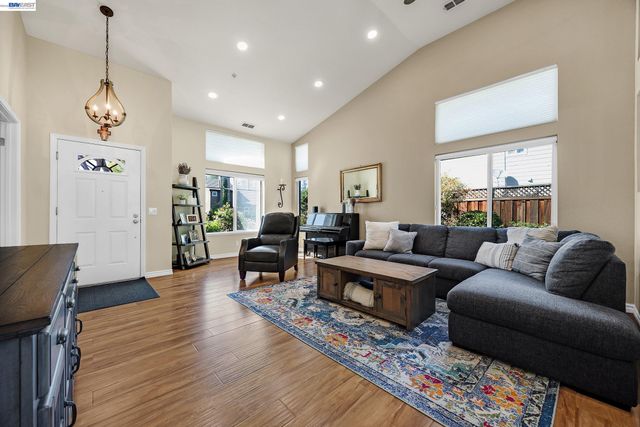 5873 Rainflower Dr, Livermore, CA 94551