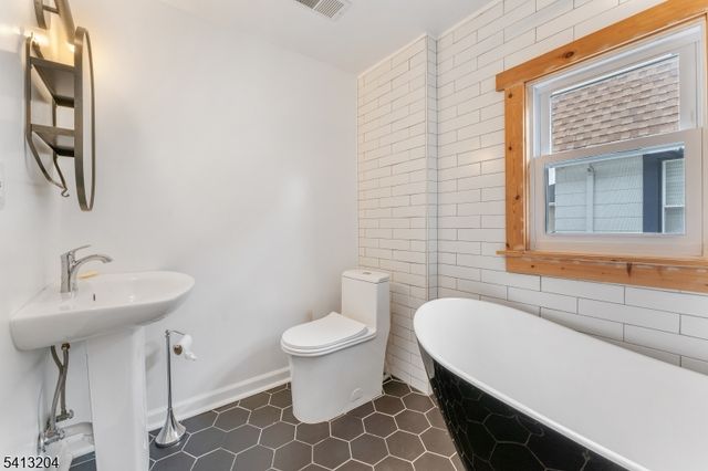 7 Pine St, Bloomfield Twp., NJ 07003