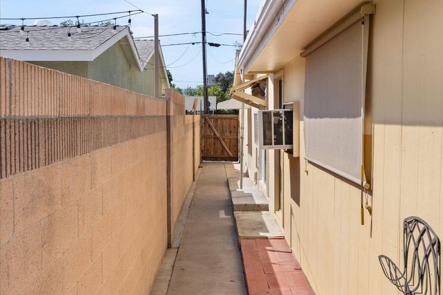 1917 W Flora St, Costa Mesa, CA 92704