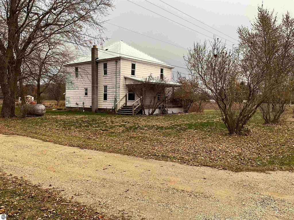 Image 1 of property listing at 3394 W Washington Road, Ithaca, MI 48847