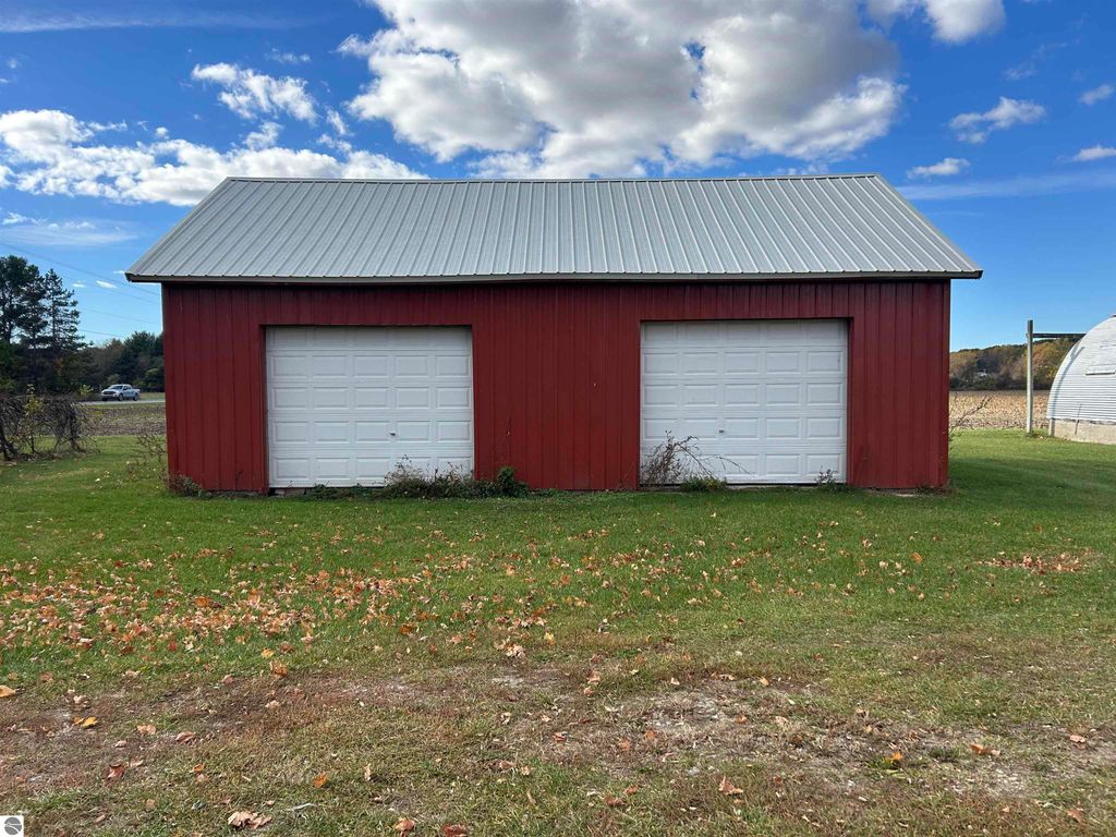 Image 10 of property listing at 3394 W Washington Road, Ithaca, MI 48847