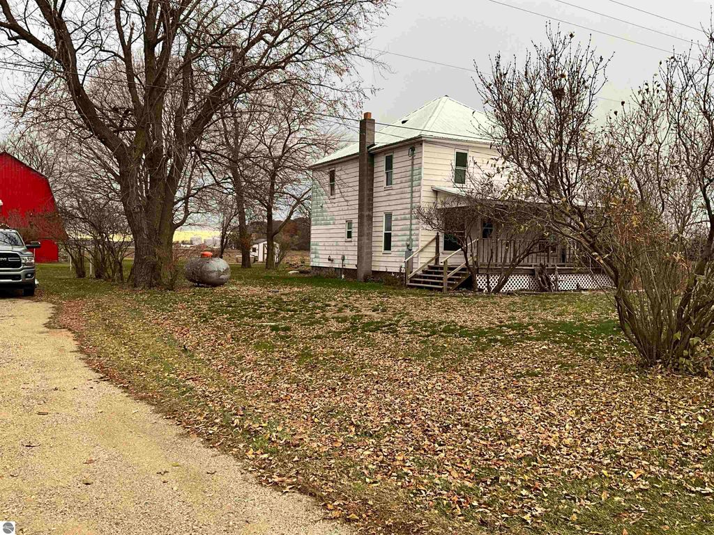 Image 2 of property listing at 3394 W Washington Road, Ithaca, MI 48847