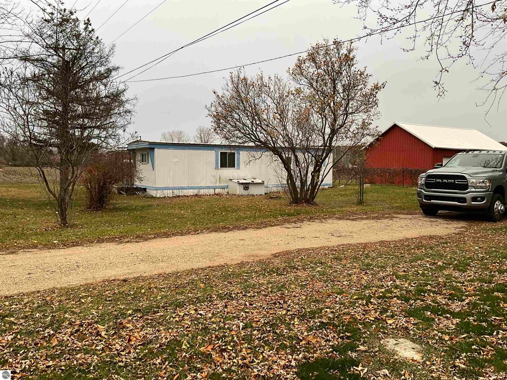 Image 3 of property listing at 3394 W Washington Road, Ithaca, MI 48847