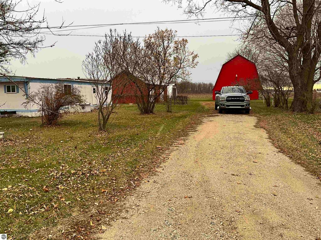 Image 4 of property listing at 3394 W Washington Road, Ithaca, MI 48847