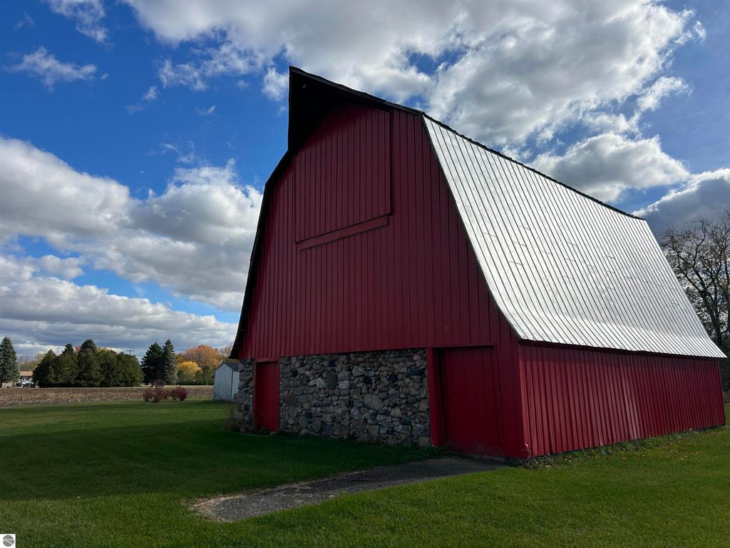 Image 40 of property listing at 3394 W Washington Road, Ithaca, MI 48847