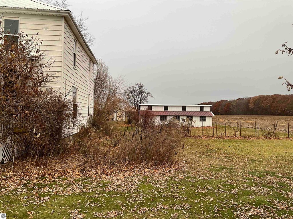 Image 5 of property listing at 3394 W Washington Road, Ithaca, MI 48847